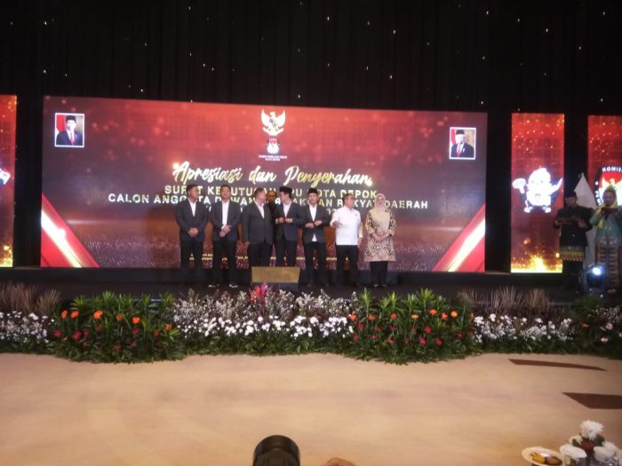 Walikota Depok Dr. KH. Mohammad Idris MA yang Diwakilkan Oleh Ratna Lienda SH. MH. Membuka Penyerahan Surat Keputusan Calon Anggota Dewan Perwakilan Raktat Daerah (DPRD) Pada Tahun 2024