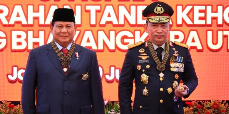 Menhan Prabowo Subianto Terima Penghargaan Tanda Kehormatan Bintang Bhayangkara Utama Polri