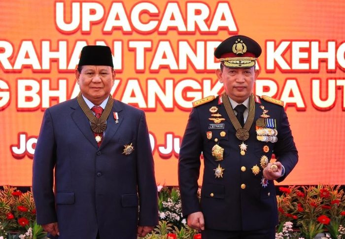 Menhan Prabowo Subianto Terima Penghargaan Tanda Kehormatan Bintang Bhayangkara Utama Polri