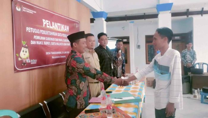 Fahrus Sumadi Ketua PPS Desa Tanggumong, Lantik 16 Pantarlih Pilkada 2024