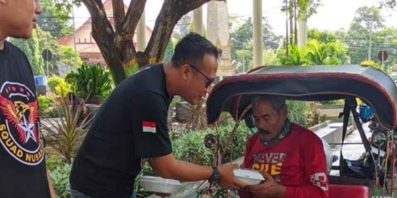 Bakti Sosial DPC SQUAD NUSANTARA Rembang Bagi – Bagi Nasi Kotak Ke Tukang Becak Dan Ojol Di Alun – alun Rembang.