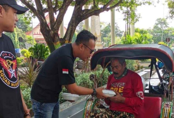 Bakti Sosial DPC SQUAD NUSANTARA Rembang Bagi – Bagi Nasi Kotak Ke Tukang Becak Dan Ojol Di Alun – alun Rembang.