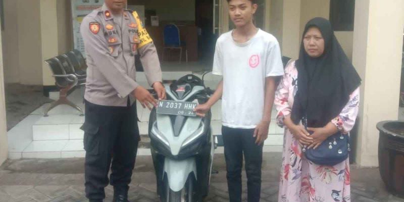 Warga Merasa Terharu Dan Senang, Polsek Bangil Serahkan Motor Miliknya Yang Hilang Dicuri Maling