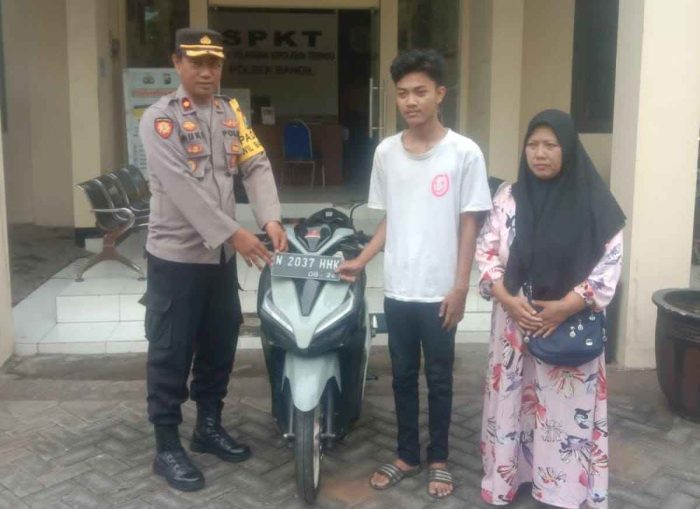 Warga Merasa Terharu Dan Senang, Polsek Bangil Serahkan Motor Miliknya Yang Hilang Dicuri Maling