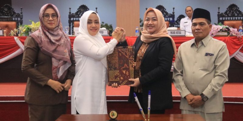 Bupati Mojokerto Hadiri Rapat Paripurna Penetapan Dan Penandatanganan Dua Raperda