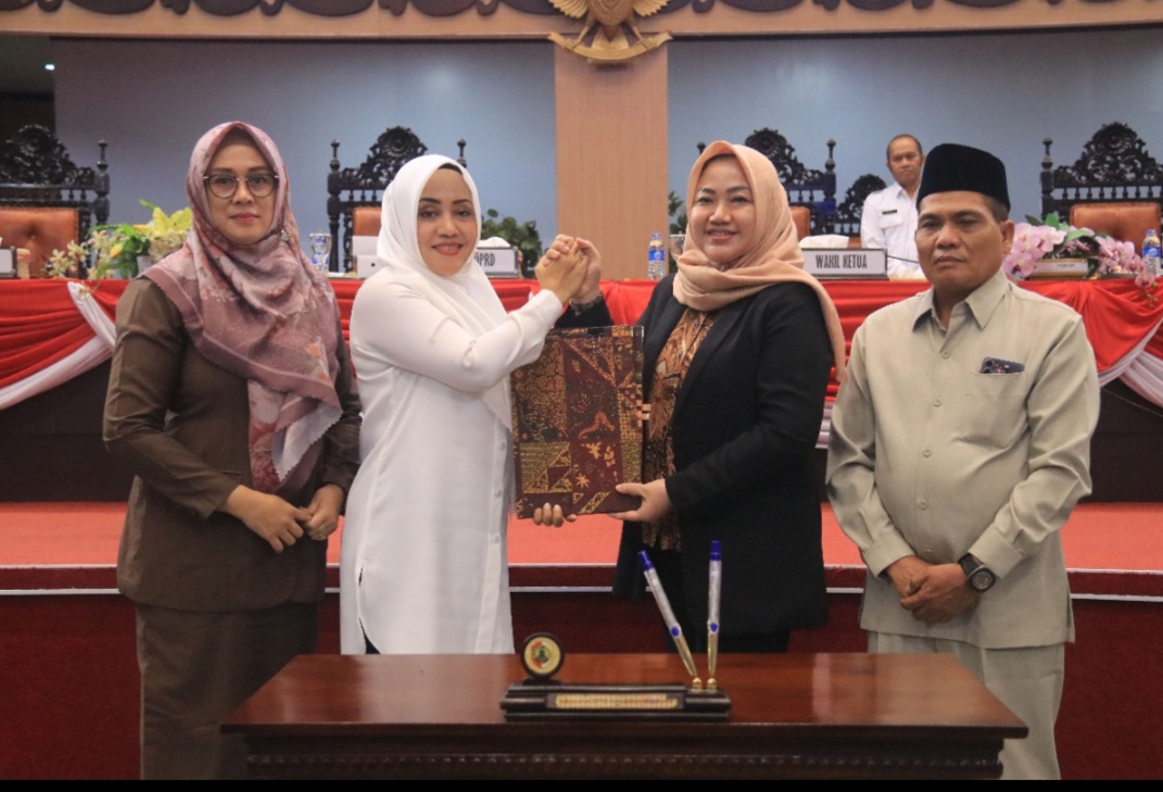 Bupati Mojokerto Hadiri Rapat Paripurna Penetapan Dan Penandatanganan Dua Raperda