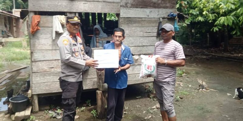 Hari Bhayangkara ke -78, Polsek Nurussalam Beri Bantuan Sembako Kepada Warga Lingkar Tambang