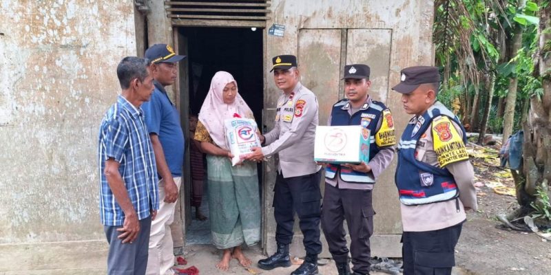 Peringati Hari Bhayangkara ke-78, Polsek Pantee Bidari Serahkan Bantuan Sembako ke Dayah dan Warga Kurang Mampu