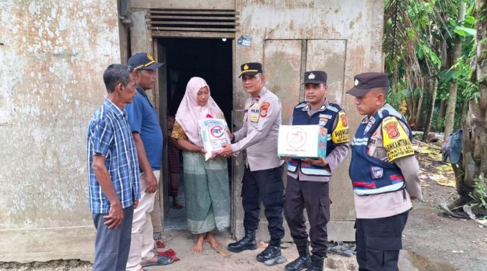 Peringati Hari Bhayangkara ke-78, Polsek Pantee Bidari Serahkan Bantuan Sembako ke Dayah dan Warga Kurang Mampu