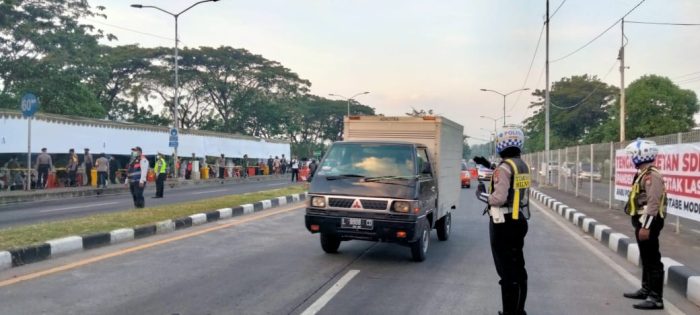 Satlantas Polres Tanjung Perak Tingkatkan Keselamatan Melalui Pengaturan Lalu Lintas Pagi dan Sore Hari
