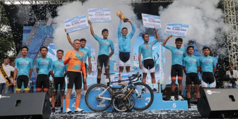 Kapolda Jatim Serahkan Medali Untuk Para Juara Tour de Panderman di Kota Batu.