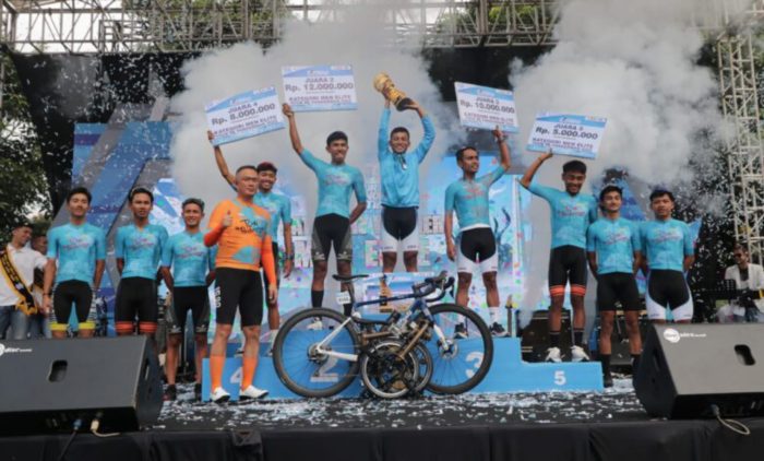 Kapolda Jatim Serahkan Medali Untuk Para Juara Tour de Panderman di Kota Batu.