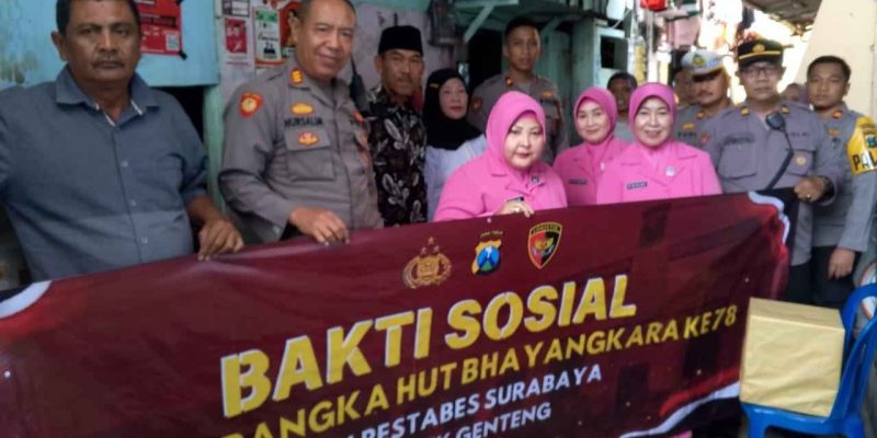 Kapolsek Genteng Kompol Bayu Halim Nugroho Berikan Baksos ke Keluarga Tersangka Anak Pelaku Pengeroyokan
