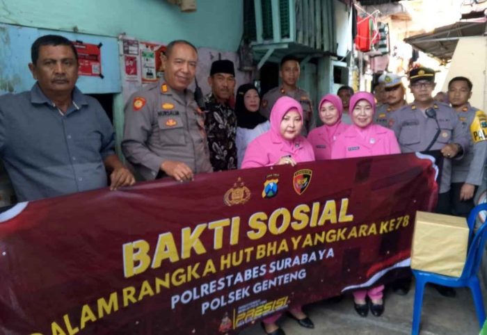 Kapolsek Genteng Kompol Bayu Halim Nugroho Berikan Baksos ke Keluarga Tersangka Anak Pelaku Pengeroyokan