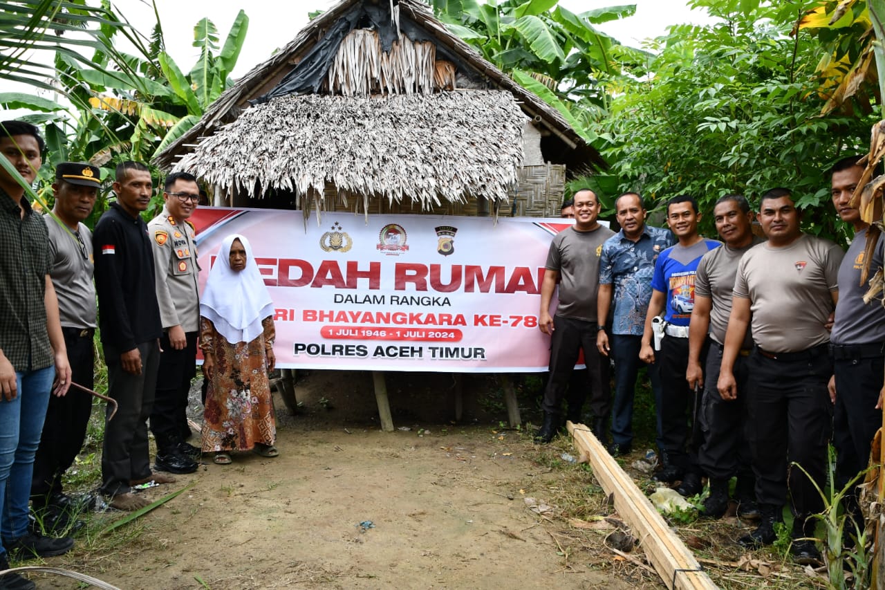 Menyambut Hari Bhayangkara ke 78, Polres Aceh Timur Bedah Rumah Warga Idi Rayeuk