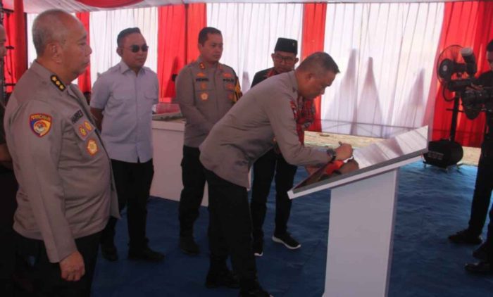 Kapolda Jatim Letakkan Batu Pertama Gedung Satya Haprabu Polres Sumenep.