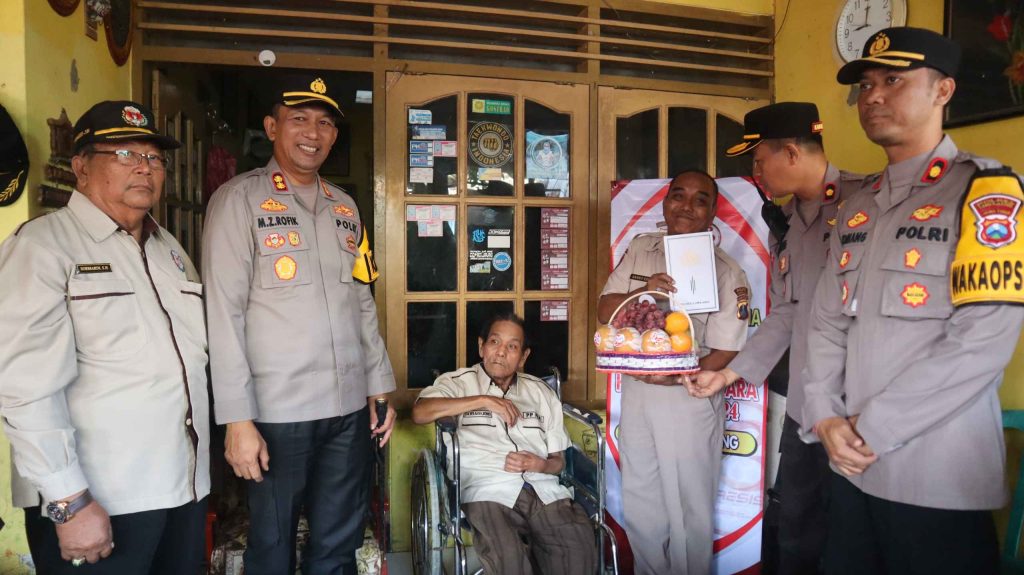 Kunjungi Purnawirawan dan Anggota Yang Sakit, Kapolres Lumajang Beri Motivasi