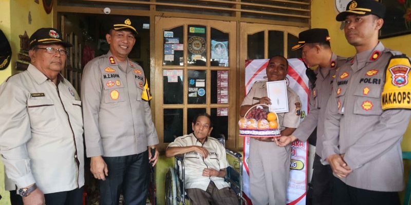 Kunjungi Purnawirawan dan Anggota Yang Sakit, Kapolres Lumajang Beri Motivasi