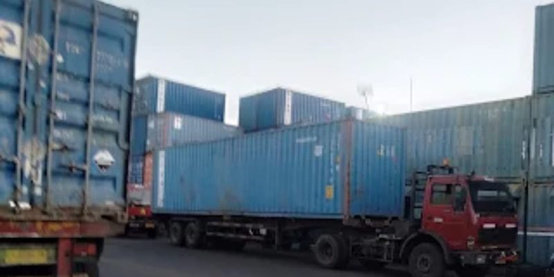 59 Kontainer Muat Kayu llegal Ditangkap Di Depo 5 Tanto Tanjung Perak Surabaya.