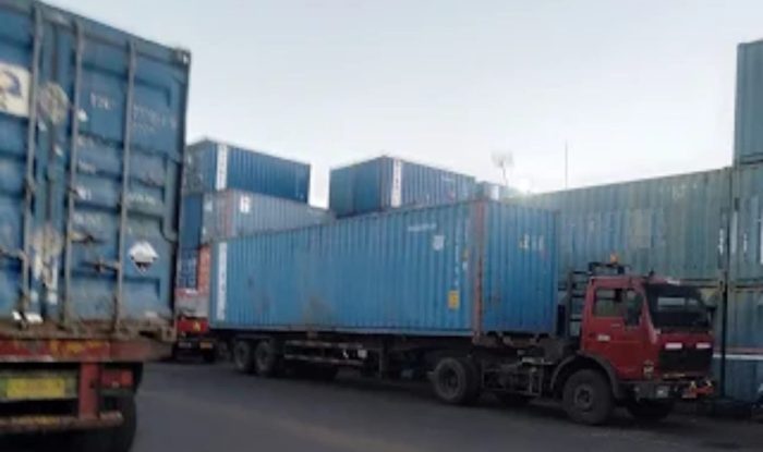 59 Kontainer Muat Kayu llegal Ditangkap Di Depo 5 Tanto Tanjung Perak Surabaya.