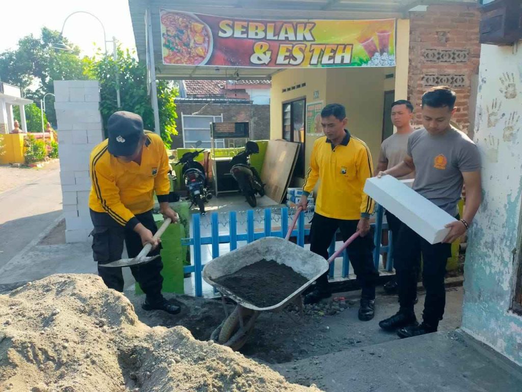 Anggota Polres Nganjuk dan Warga Masyarakat Gotong Royong Bantu Bedah Rumah