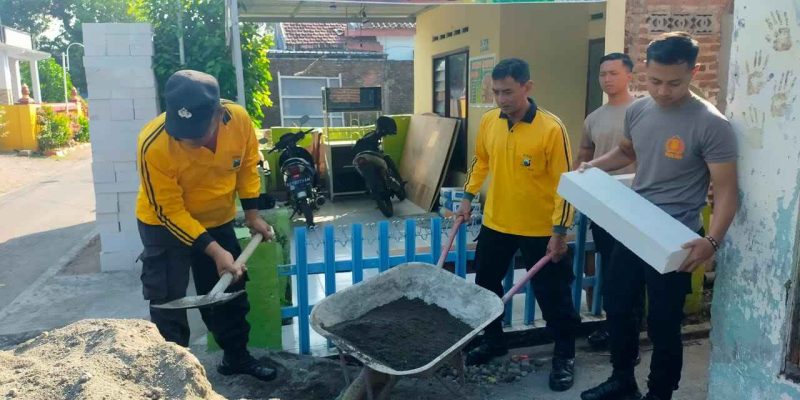 Anggota Polres Nganjuk dan Warga Masyarakat Gotong Royong Bantu Bedah Rumah