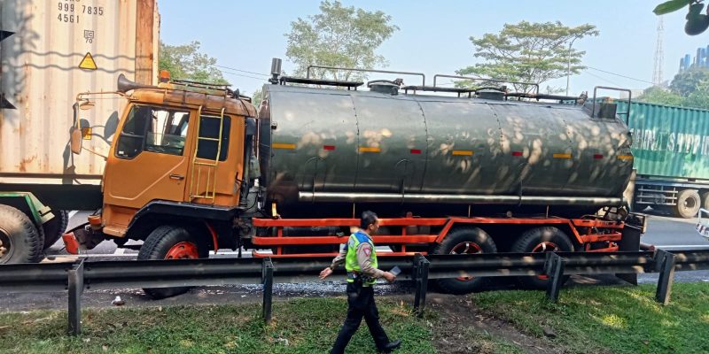 Polda Jabar, polisi Sigap Tangani Kecelakaan Truck Kontainer Dan Truck Tangki