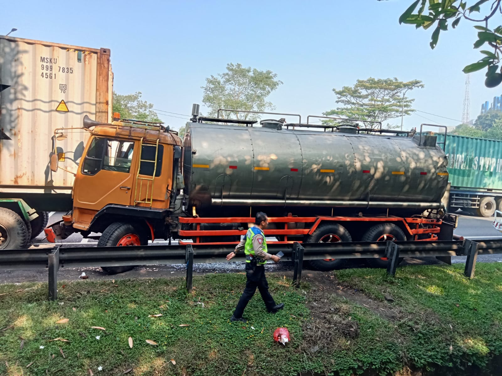 Polda Jabar, polisi Sigap Tangani Kecelakaan Truck Kontainer Dan Truck Tangki