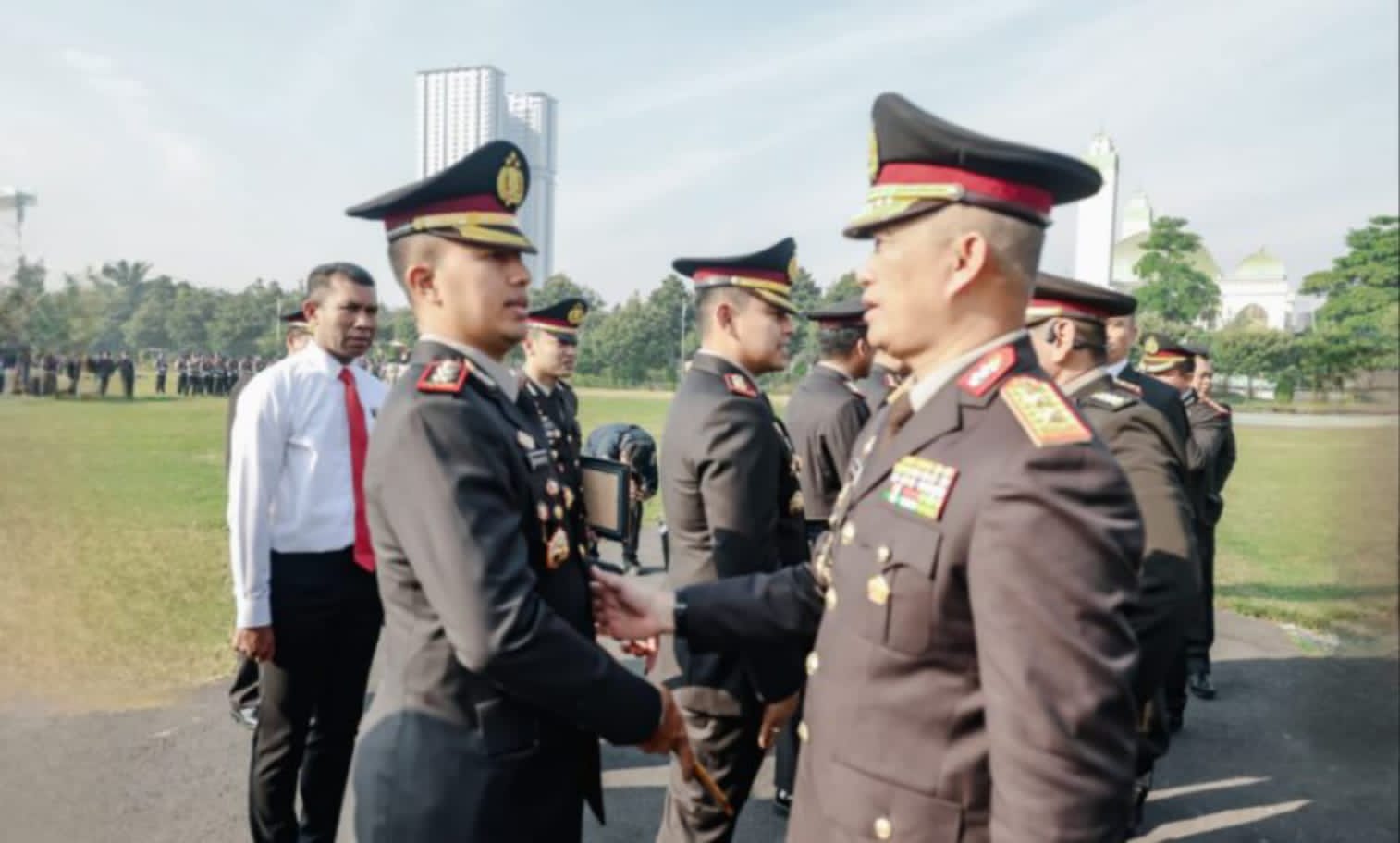 Hari Lahir Pancasila Kapolda Jatim Beri Penghargaan untuk 120 Anggota Berprestasi
