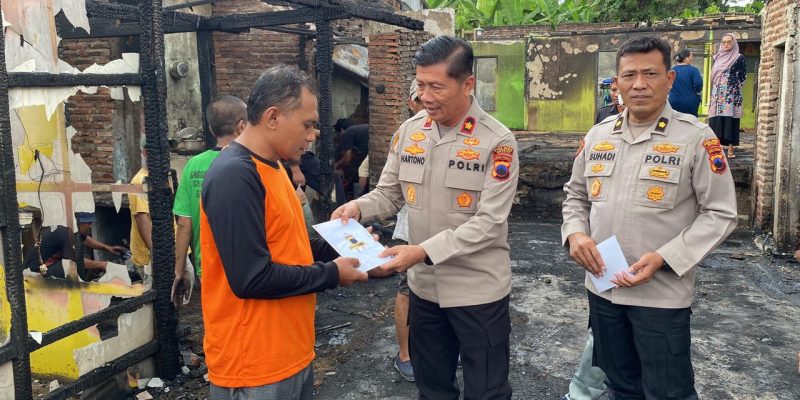 Duka Kebakaran di Desa Bandar, Polres Batang Berikan Bantuan dan Tali Asih