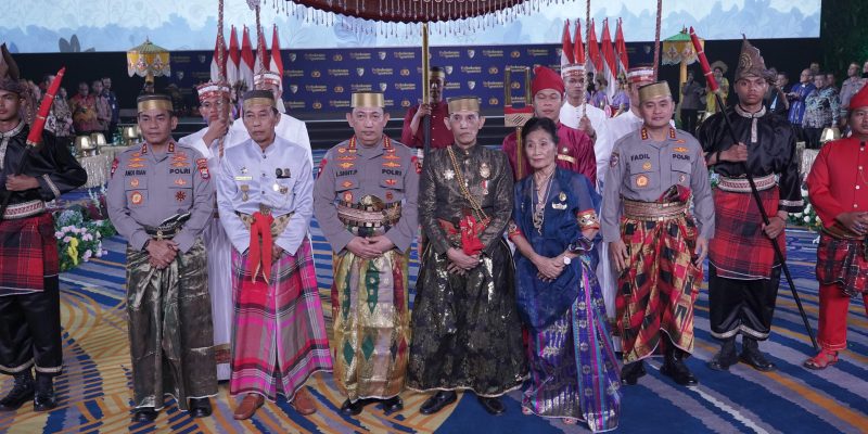 Kapolri Diberi Gelar Adat-Pusaka oleh Dewan Adat dan Kerajaan di Sulawesi Selatan