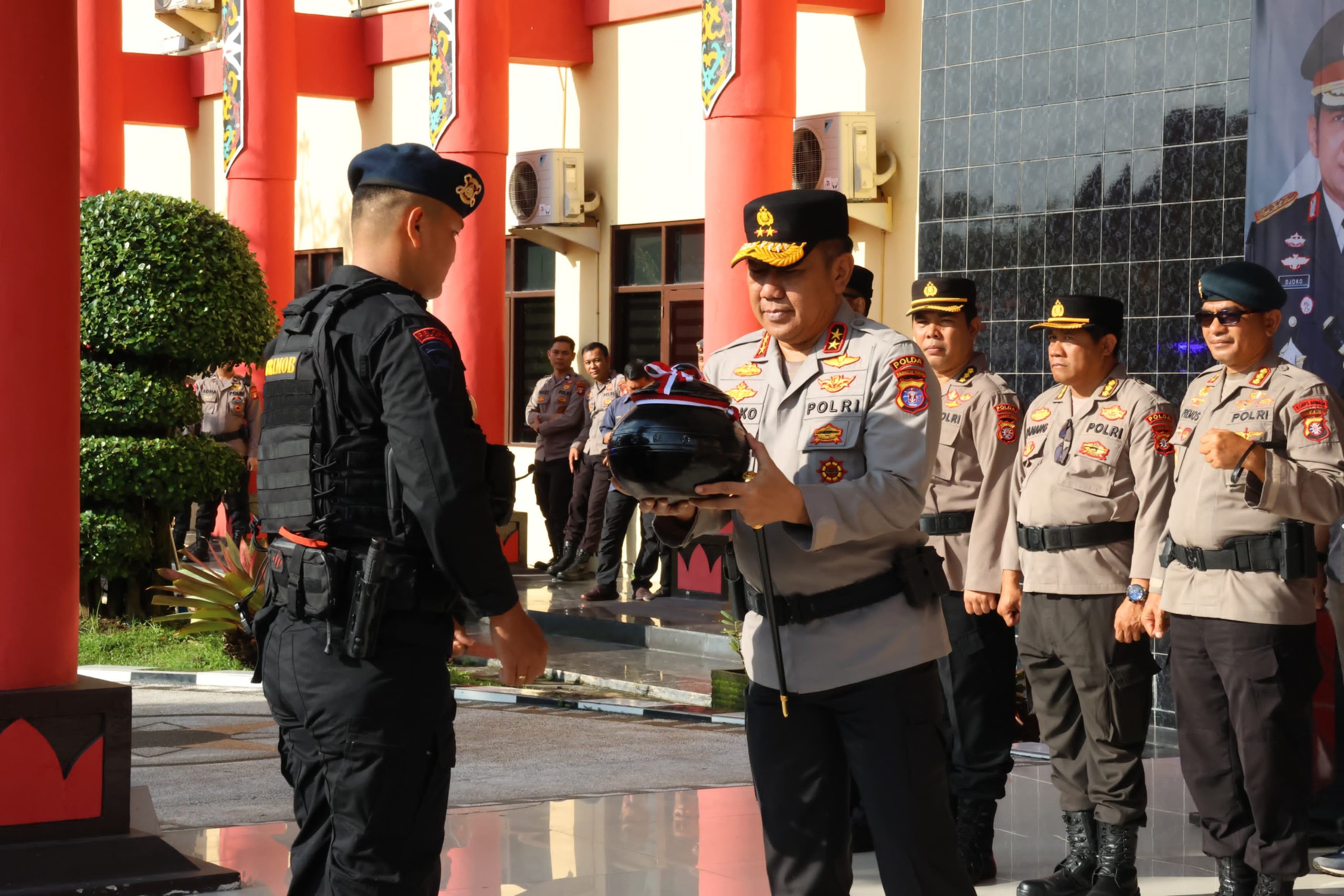 Jelang Hut Bhayangkara ke-78, Polda Kalteng Gelar Tradisi Penyerahan dan Pemberangkatan Air Suci Pertapaan Tjilik Riwut