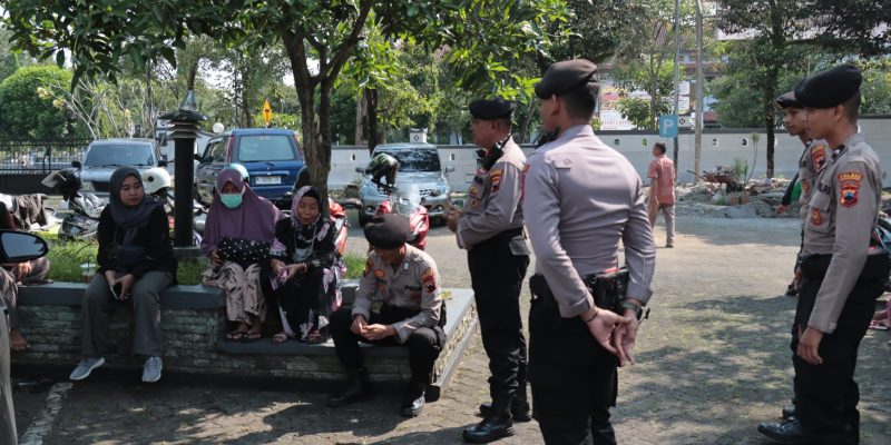 Puluhan Personil Polres Pekalongan Amankan Giat Audiensi Pedagang Pasar Desa Mrican