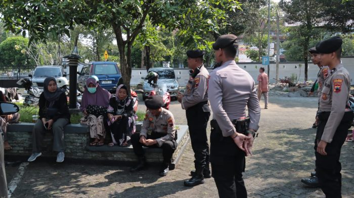 Puluhan Personil Polres Pekalongan Amankan Giat Audiensi Pedagang Pasar Desa Mrican