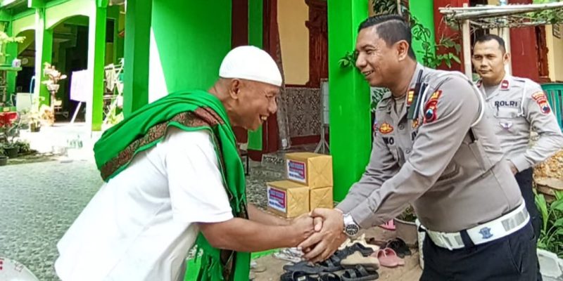 Sat Lantas Polres Pekalongan Salurkan Bantuan Ke Pondok Pesantren As-Syifaa