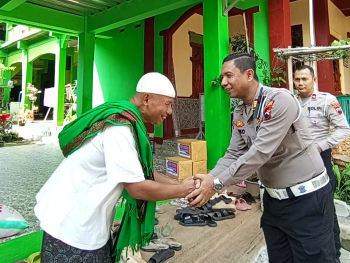 Sat Lantas Polres Pekalongan Salurkan Bantuan Ke Pondok Pesantren As-Syifaa