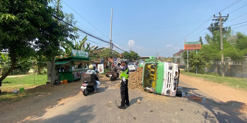 Dump Truk Terguling, Satlantas Polres Pekalongan Evakuasi dan Bersihkan Ceceran Tanah Serta Tumpahan Oli