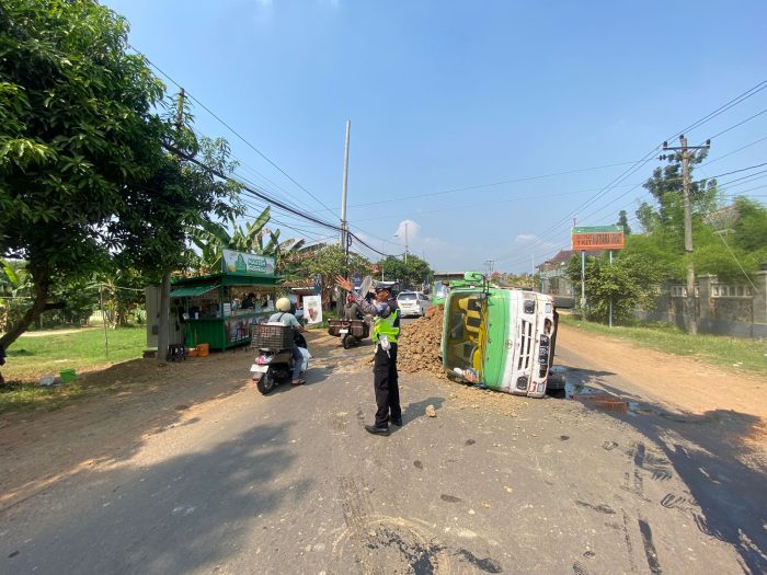 Dump Truk Terguling, Satlantas Polres Pekalongan Evakuasi dan Bersihkan Ceceran Tanah Serta Tumpahan Oli