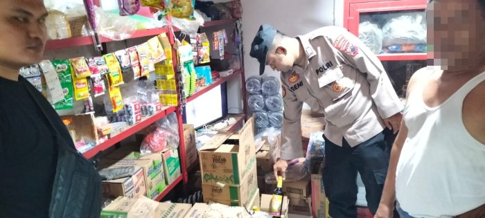 Toko Kelontong yang Disinyalir Jual Minuman Keras, Jadi Sasaran Razia yang Digelar Polsek Karangdadap