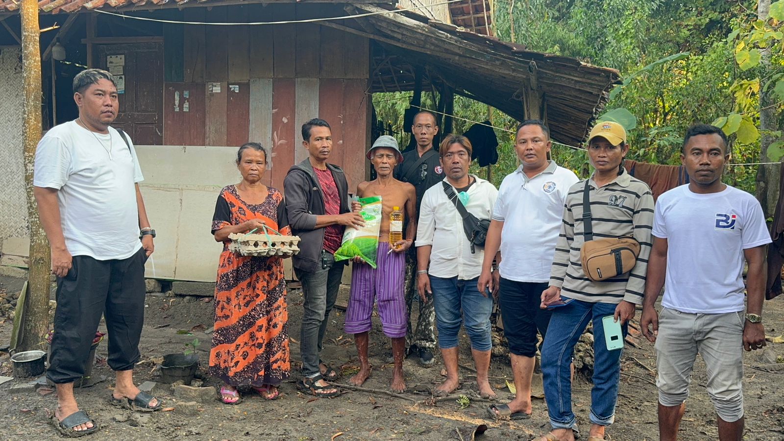 Kakek Sebatang Kara Tinggal Di Gubuk Reot, AWAS Berikan Bantuan
