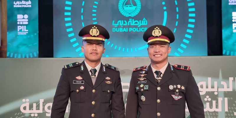 Kapolri Beri Dua Anggotanya Pin Emas Atas Prestasi Saat Pendidikan di UEA