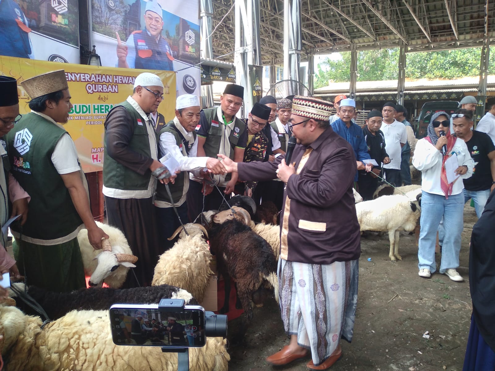 Presiden RBH H.Budi Hermawan Bacalon Bupati Purwakarta Serahkan 200 Ekor Hewan Qurban Domba Dan Sapi.