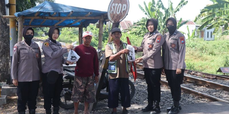 Polwan Peduli Sesama, Anggota Polwan Polres Pasuruan Bagikan Daging Qurban Kepada Penjaga Palang Perlintasan KA