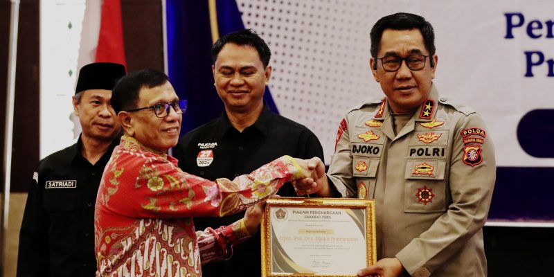 Kapolda Irjen Pol Djoko Poerwanto Terima Penghargaan Sahabat Pers Dari PWI Kalteng