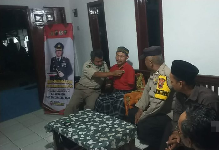 Kunjungi Penyandang Disabilitas, Polres Pekalongan Berikan Pemeriksaan Kesehatan dan Bantuan Sembako