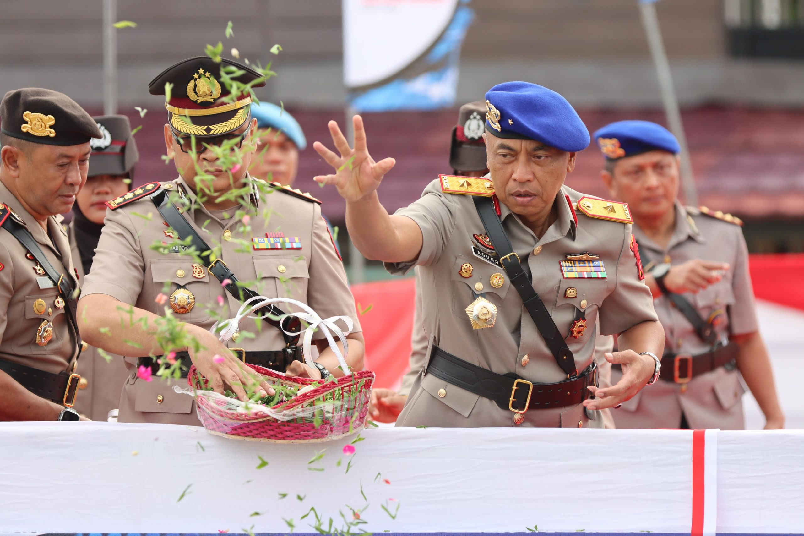 Polda Kalteng Gelar Upacara Tabur Bunga Peringatan HUT Bhayangkara ke-78 di Dermaga Flamboyan Palangka Raya