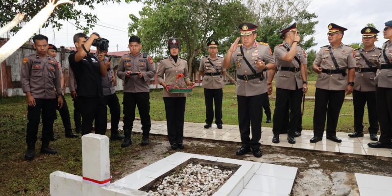 Peringati Hari Bhayangkara Ke-78, Polda Kalteng Gelar Ziarah dan Tabur Bunga di TMP Sanaman Lampang