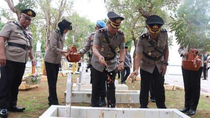 Ziarah Ke TMP Kadilangu, Polres Batang Kenang Jasa Pahlawan di Hari Bhayangkara