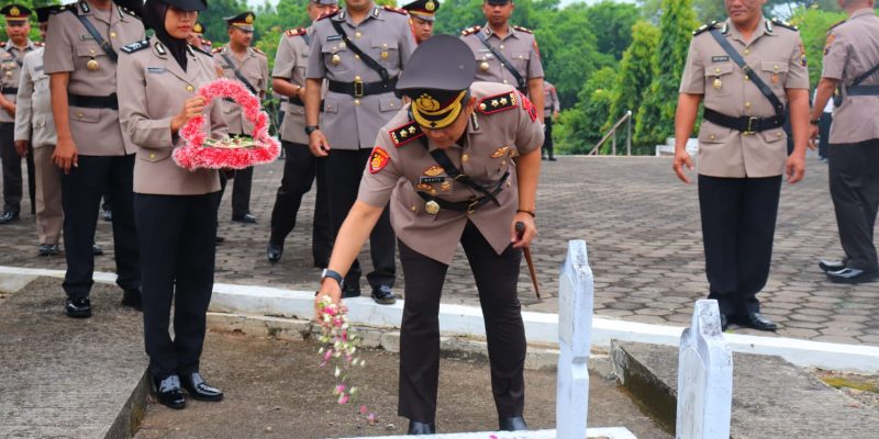 Peringati Hari Bhayangkara Ke-78, Polres Pekalongan Gelar Upacara Ziarah Tabur Bunga