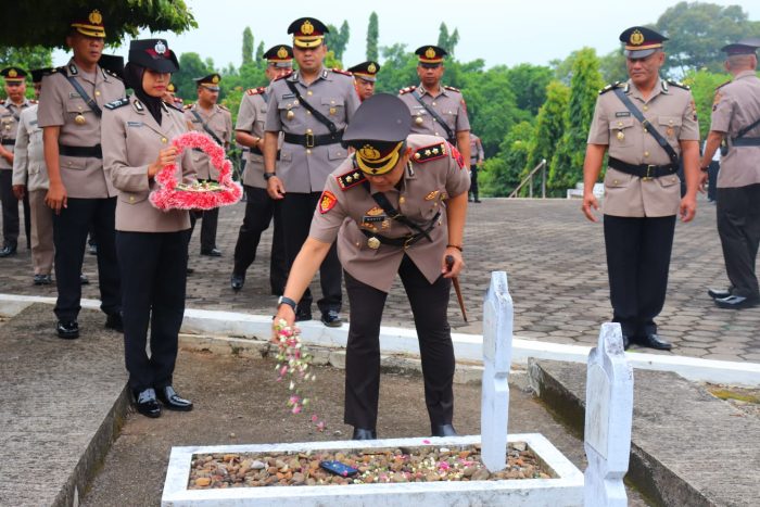 Peringati Hari Bhayangkara Ke-78, Polres Pekalongan Gelar Upacara Ziarah Tabur Bunga